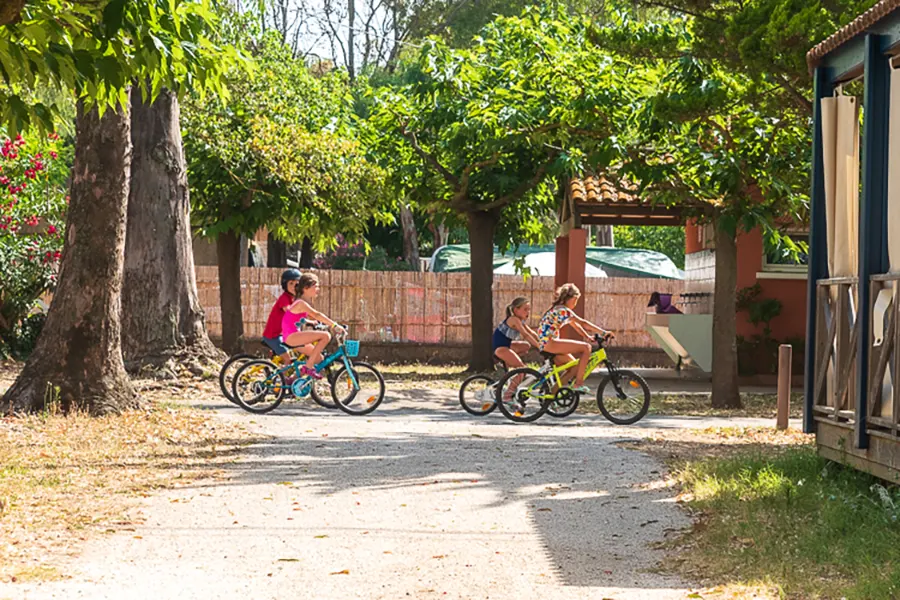 Enfant en vélo au camping Domaine du Ceinturon 3