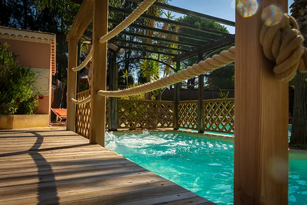 Piscine chauffée avec balnéo au camping Ceinturon 3 à Hyères Piscine chauffée avec balnéo au camping Ceinturon 3 à Hyères