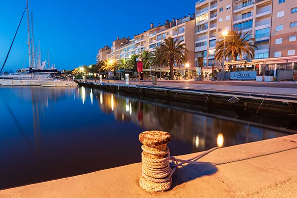 Port de Hyères à 2 km du Camping par la promenade du bord de mer